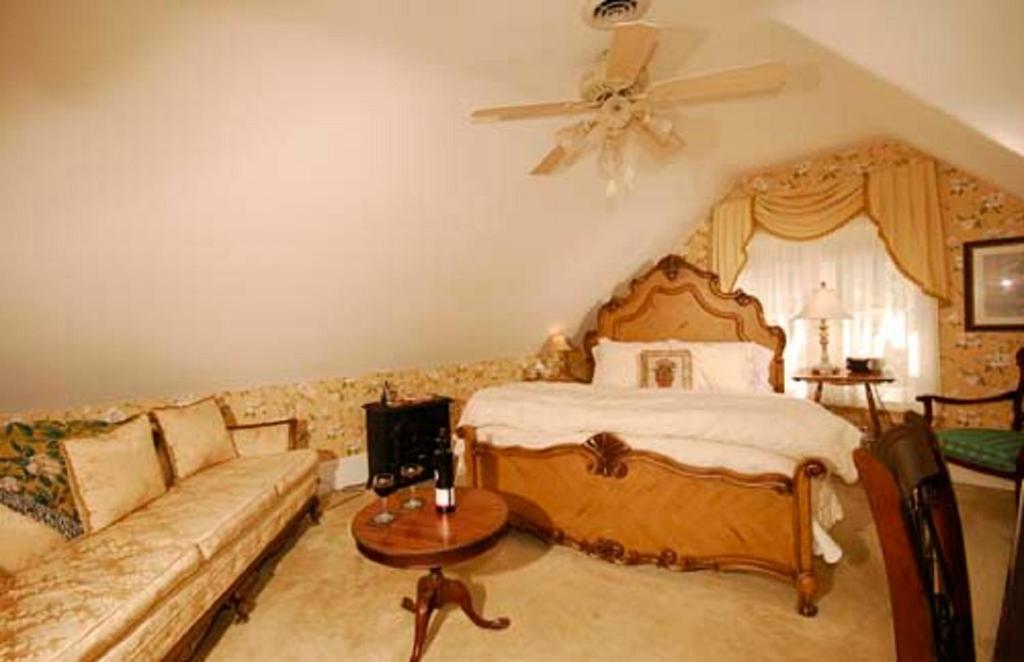 The Secret Garden Inn Kingston Bilik gambar
