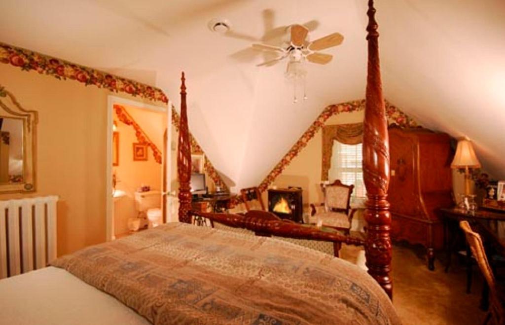 The Secret Garden Inn Kingston Bilik gambar